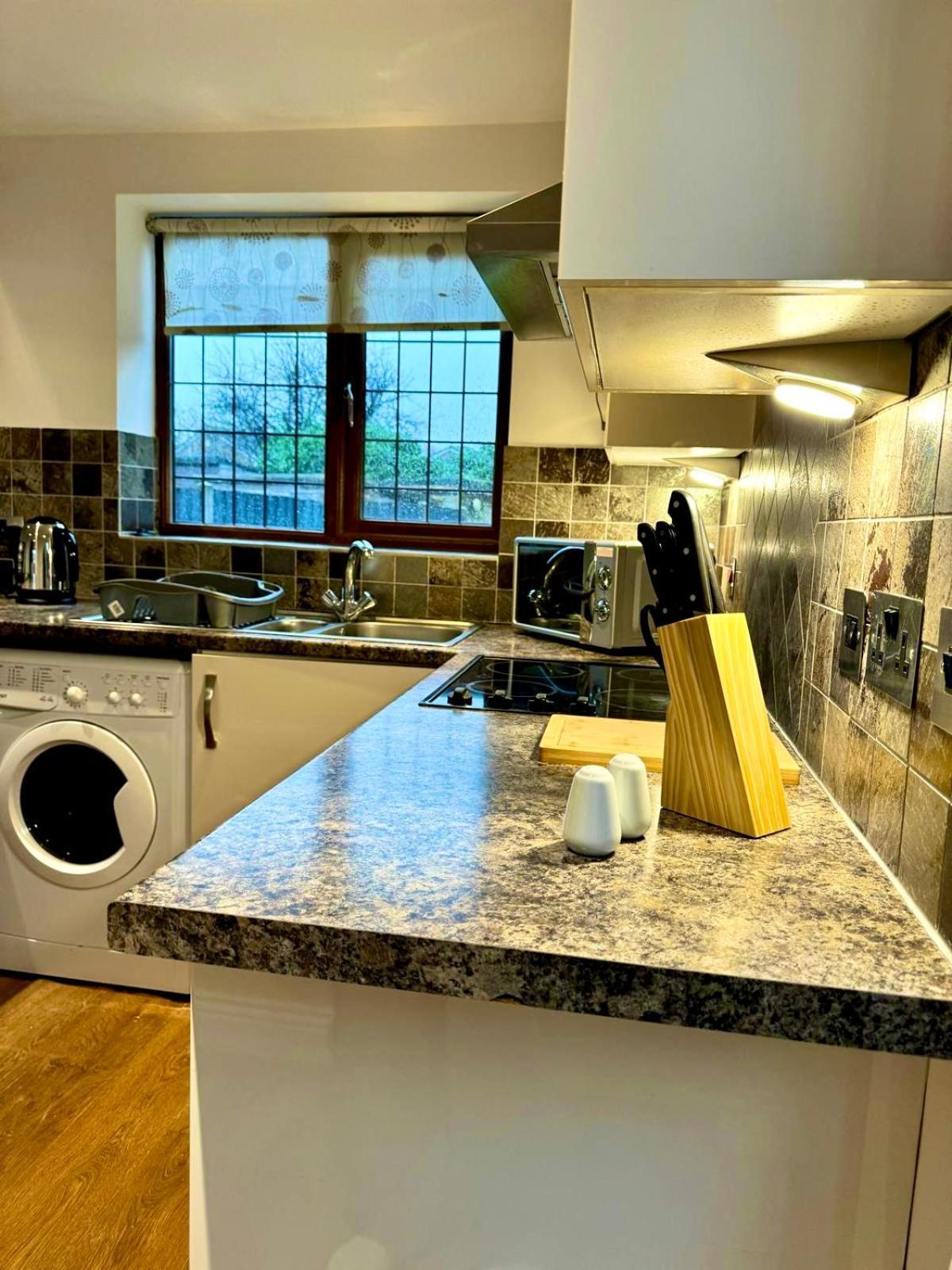 3Br House Ossett-Wakefield, Free Parking 3 Cars Wi Fi Long Stays Dış mekan fotoğraf